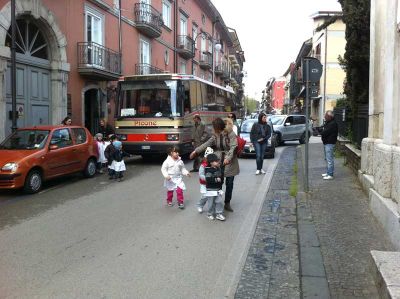 I bambini attraversano la strada senza vigilanza