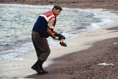 La salma del bimbo di cinque anni annegato durante una traversata dalla Siria verso la Turchia raccolta da un poliziotto turco a Bodrum