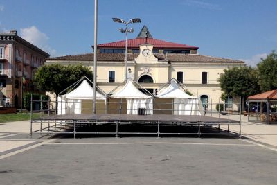 Il palco montato in piazza